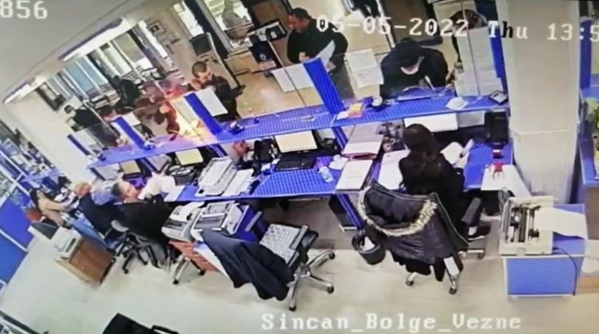 Ankara'da korkunç olay! Veznede sıra beklerken telefonu alev alev yandı