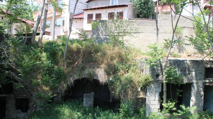 Roma döneminden kalma... Üzerinden gecekondu bulunan sarnıç, yok olma tehlikesiyle karşı karşıya