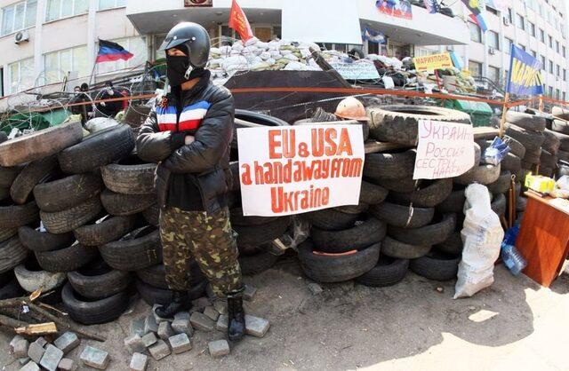 2014'te Rusya yanlısı aktivistler tarafından ele geçirilen Mariupol hükümet binası önü