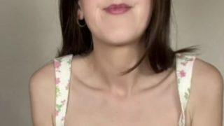 Küçük göğüsleri eleştirilen vücut pozitifliği savunucusu sosyal medyadan isyan etti! “Erkek gibi görünüyorsun”