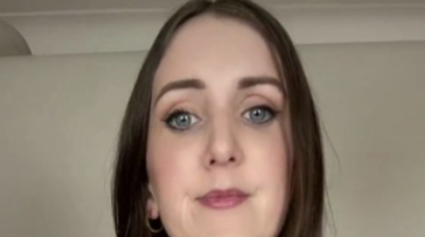 Küçük göğüsleri eleştirilen vücut pozitifliği savunucusu sosyal medyadan isyan etti! “Erkek gibi görünüyorsun”