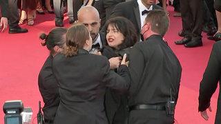 Cannes Film Festivali'nde çıplak protesto şoku! 