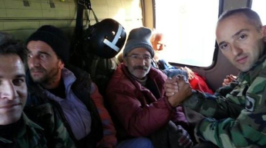 Yaylada 6 gündür mahsur kalan 3 kişi askeri helikopterle kurtarıldı