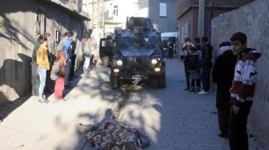 Cizre'de 22 yaşındaki gen&ccedil; sokakta &ouml;ld&uuml;r&uuml;ld&uuml;