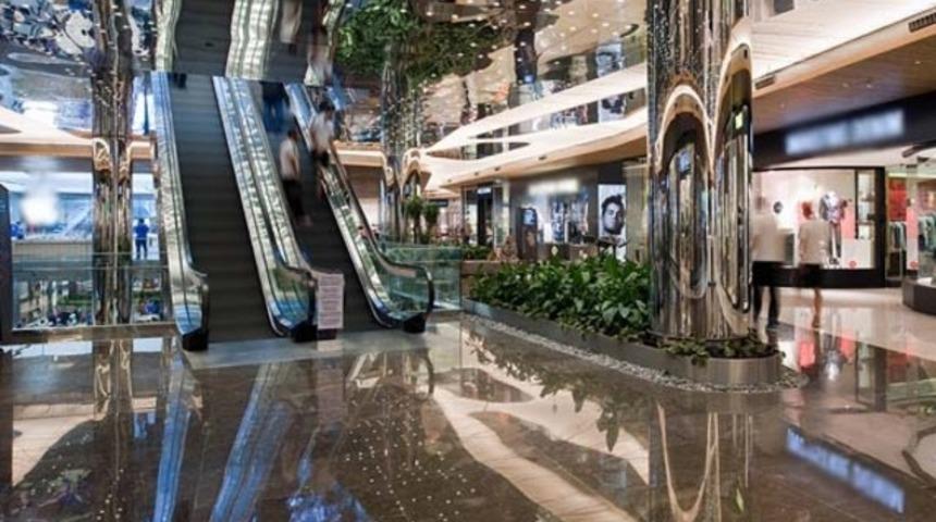 İstanbul'daki &uuml;nl&uuml; AVM'de skandal