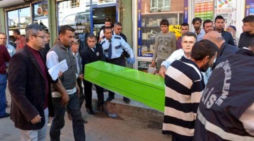 Berber koltuğunda &ouml;ld&uuml;r&uuml;ld&uuml;