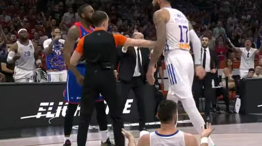 Anadolu Efes-Real Madrid maçında gerginlik! ''Yapma ya! Bu işleri bırak...''