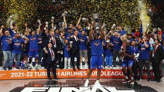 Anadolu Efes'te Doğuş Balbay'dan kupa töreninde müthiş hareket! Bunu yapmak yürek ister...