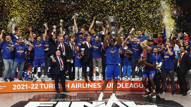 Anadolu Efes'te Doğuş Balbay'dan kupa töreninde müthiş hareket! Bunu yapmak yürek ister...