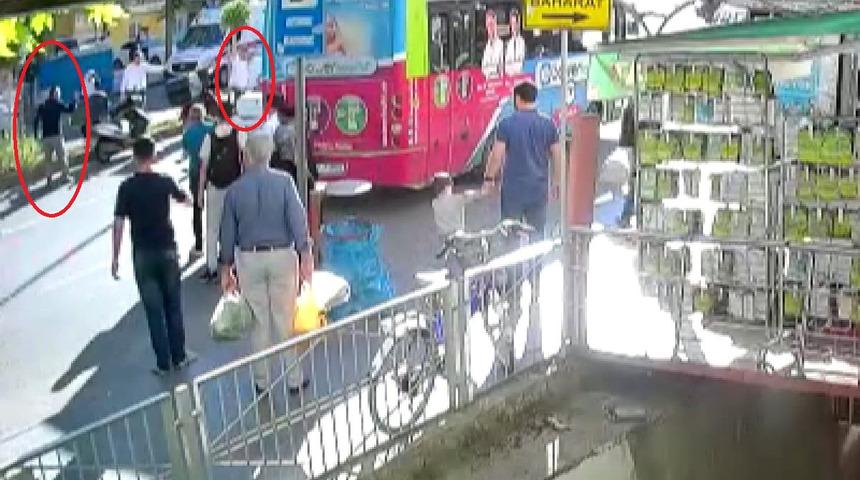 Çarptığı çocuğa yardım etmek için motordan inen kurye, hayatının şokunu yaşadı