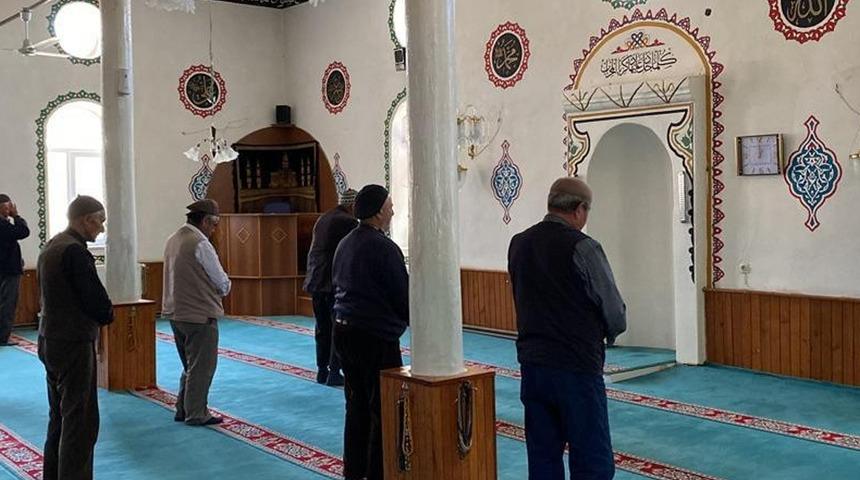 Namaz kılmak için 1 kilometre yol yürüyorlar! "Hocanın maaşını verdik"