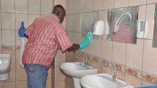 9 dil bilen profesör tuvalet temizliyor