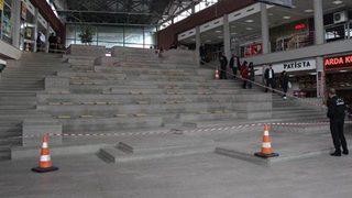 Üniversitede oturma eylemine karşı şeritli önlem