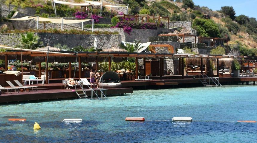 Bodrum'da sezon açıldı... Fiyatlar cep yakıyor! Plaj ücreti 10 bin euro, lahmacun 200 TL