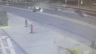 Bahçelievler'de feci kaza! Otomobil takla atarak yan yola uçtu: O anlar kamerada