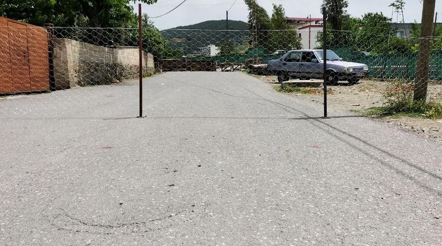 İlginç olay! İlçedeki yolu tel örgüyle kapattı... "Bize kaldı"