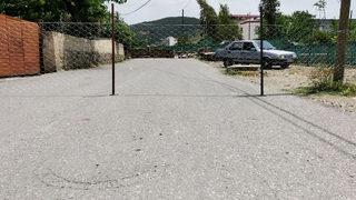 İlginç olay! İlçedeki yolu tel örgüyle kapattı... Bize kaldı
