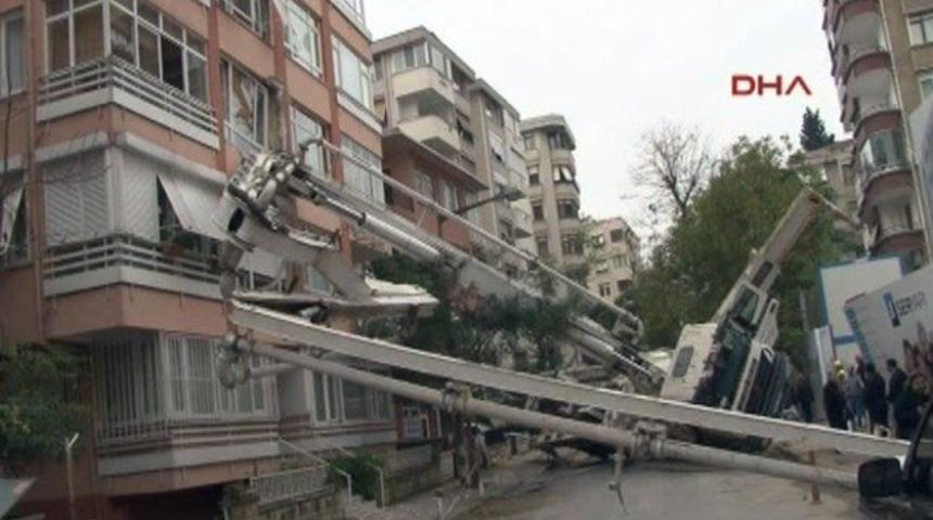 İstanbul'da bir binanın üzerine vinç devrildi