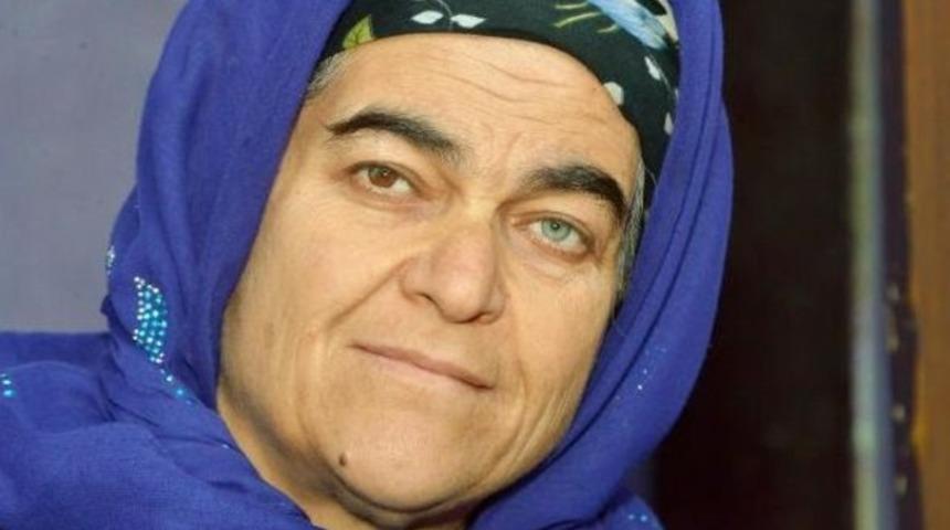 Gözlerinden biri mavi, diğeri kahverengi