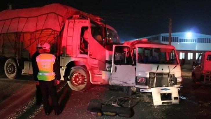 İşçileri taşıyan minibüs ile kamyon çarpıştı: 17 yaralı