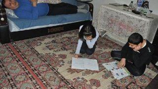 Baba yatalak olunca aile komşu yardımıyla geçiniyor