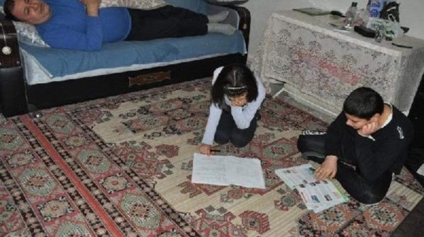 Baba yatalak olunca aile komşu yardımıyla geçiniyor