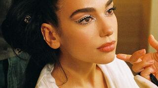 Dua Lipa'nın bikinisi örtmeye yetmedi! Nehirde böyle yüzdü