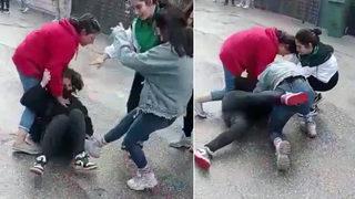 Liseli kızlar birbirine girdi, erkekler kayıt etmekle yetindi