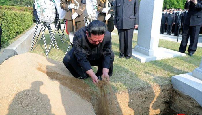 Kuzey Kore lideri Kim Joung-un’u daha önce böyle görmediniz! Gözyaşları içinde elleriyle mezara toprak attı