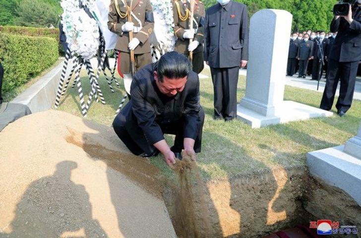 Kuzey Kore lideri Kim Joung-un’u daha önce böyle görmediniz! Gözyaşları içinde elleriyle mezara toprak attı
