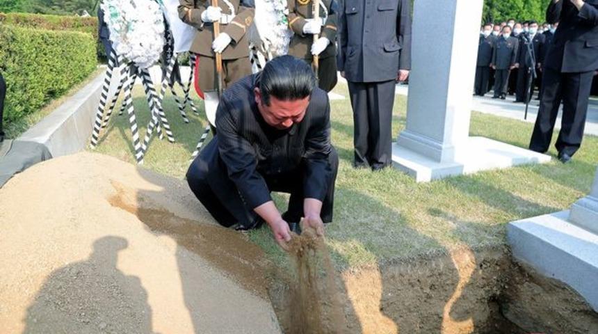 Kuzey Kore lideri Kim Joung-un’u daha önce böyle görmediniz! Gözyaşları içinde elleriyle mezara toprak attı