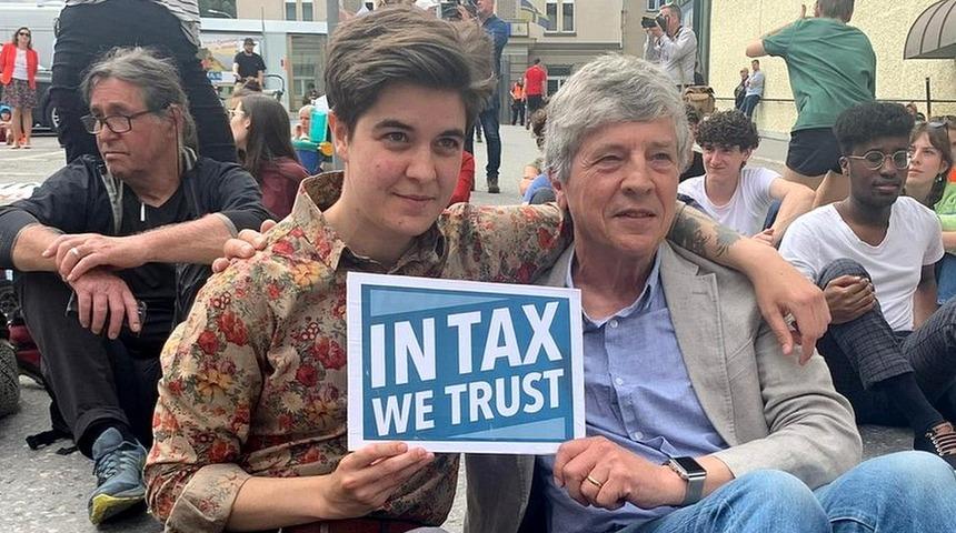 Milyonerlerin Davos'taki aykırı sesi: 'Bizden daha çok vergi alın'