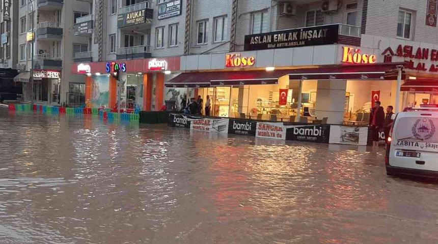 Meteoroloji uyarmıştı... Cadde ve sokaklar göle döndü! Yol trafiğe kapandı