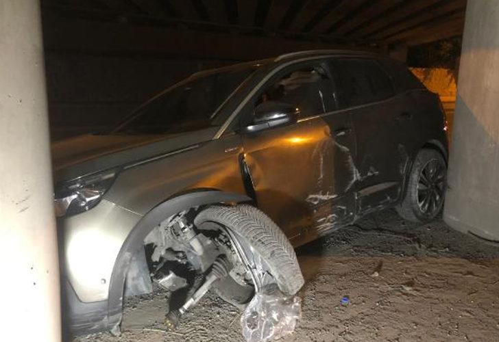 TIR duvara sıkıştırdı! İstanbul'da yol kapatan kaza