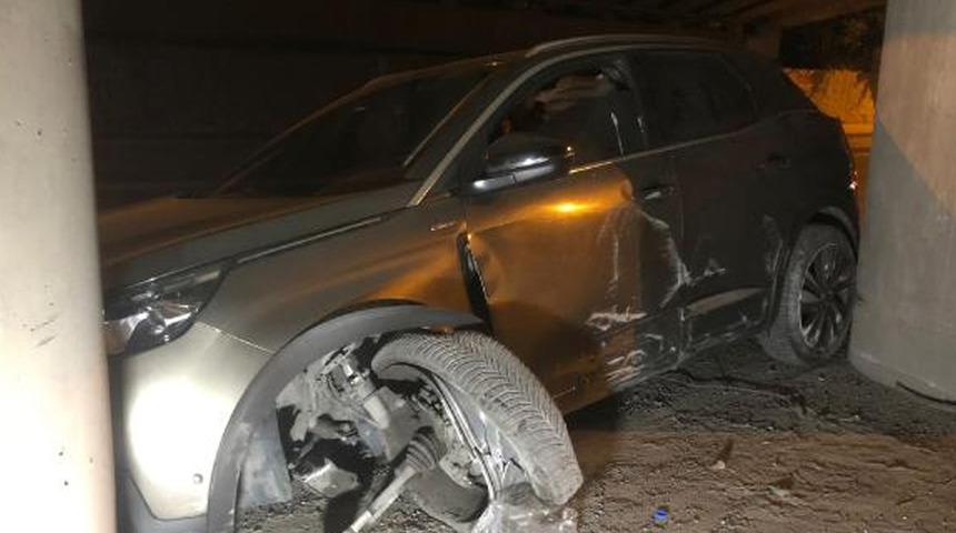 TIR duvara sıkıştırdı! İstanbul'da yol kapatan kaza