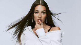 Ünlü oyuncu Dilan Çiçek Deniz mini elbisesiyle nefes kesti