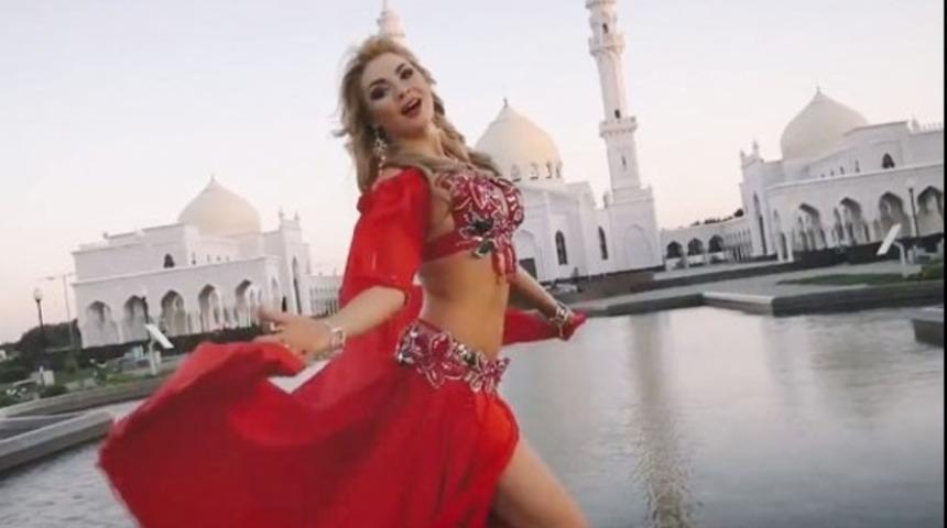 Cami avlusunda &ccedil;ekilen klip b&uuml;y&uuml;k tepki &ccedil;ekti