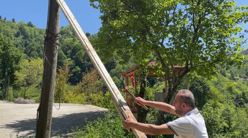 Yer: Rize! Elektrik direğini yıkılmasın diye eve bağladı, yıllardır çözüm bekliyor: Koparsa altı mezarlık