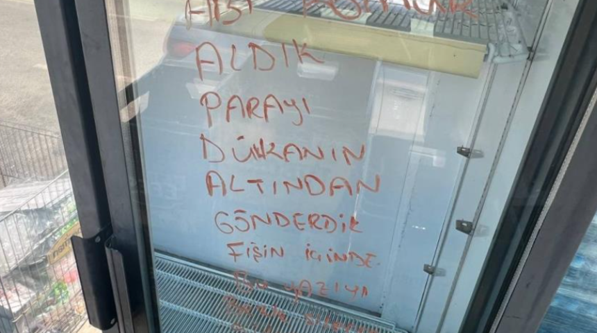 İş yerinden kömür aldılar, yazdıkları mesajla şaşırttılar! 'Bezle silersen gider'