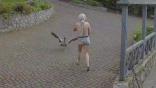 Sosyal medyada viral oldu! Dışarıdan çığlık seslerinin geldiğini duyunca çırılçıplak kazın yardımına koştu