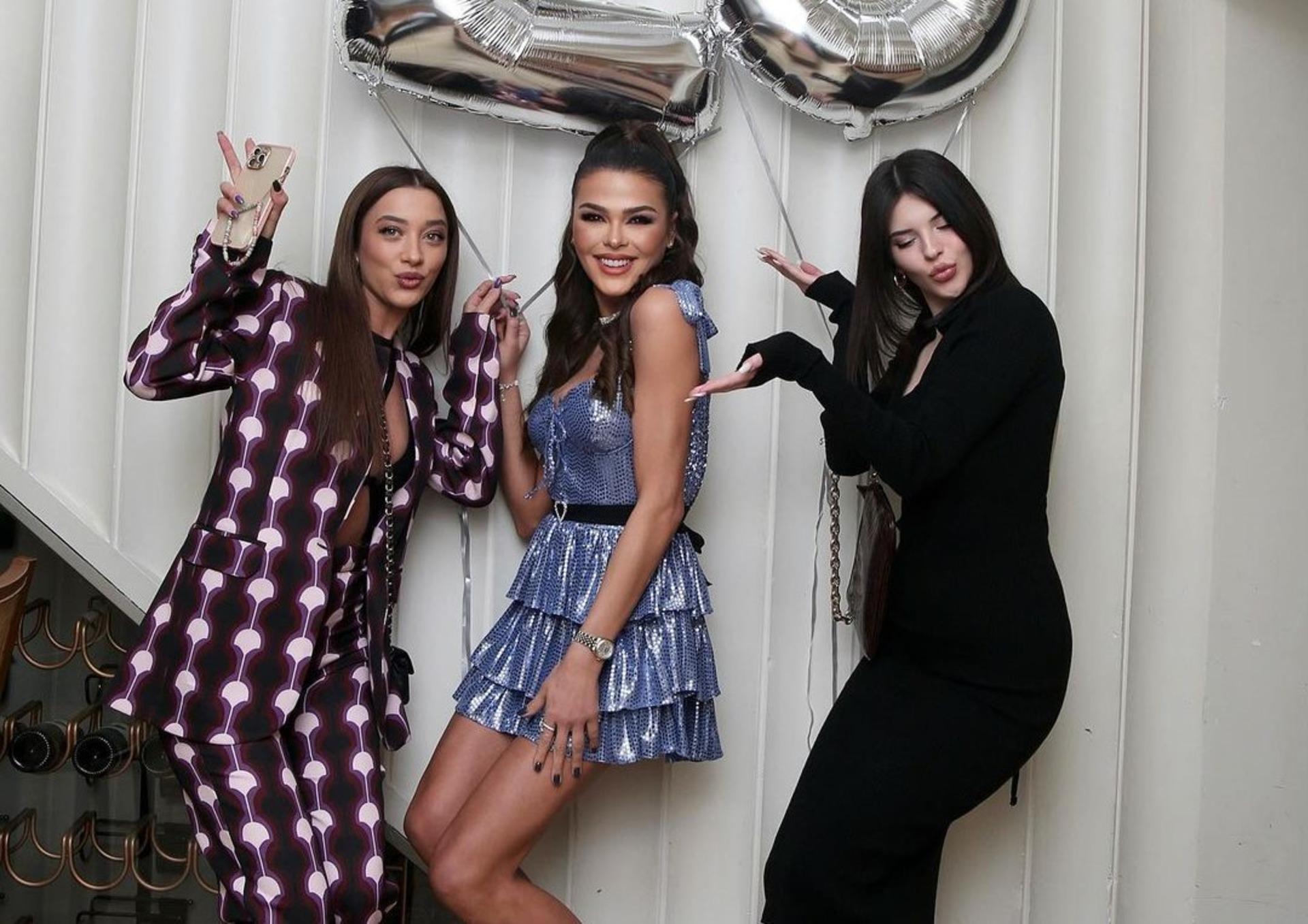 Aslıhan Karalar'ın 23. yaş günü için giydiği ışıl ışıl mavi elbiseye alternatif öneriler