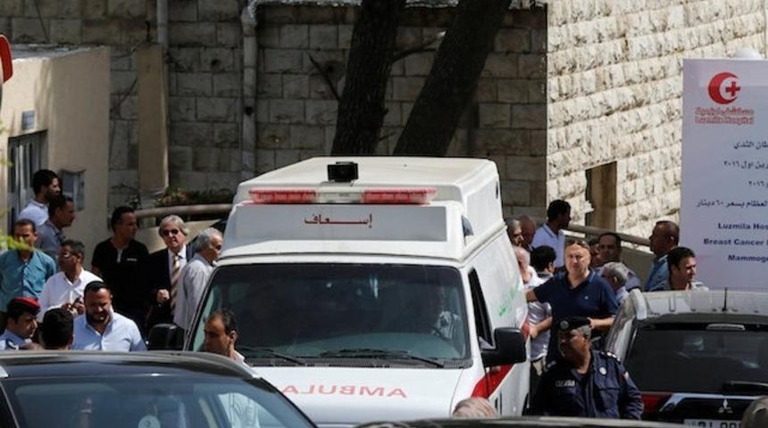 İslam&rsquo;a hakaret iddiasıyla yargılanan &Uuml;rd&uuml;nl&uuml; yazar mahkeme &ccedil;ıkışı &ouml;ld&uuml;r&uuml;ld&uuml;