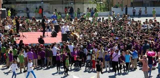 haluk-leventten-avcilarda-ilkokul-bahcesinde-mini-konser_7185_dhaphoto3