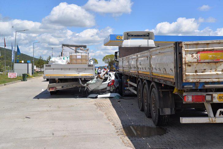 Bolu'da feci kaza! Otomobil park halindeki TIR'lara çarptı: 3 ölü, 1 yaralı