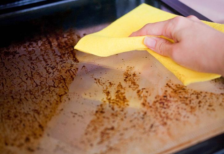 Yapışan yiyecekleri kolayca çıkarmanız çok basit! Her evde olan malzeme ile… 