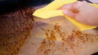 Yapışan yiyecekleri kolayca çıkarmanız çok basit! Her evde olan malzeme ile… 