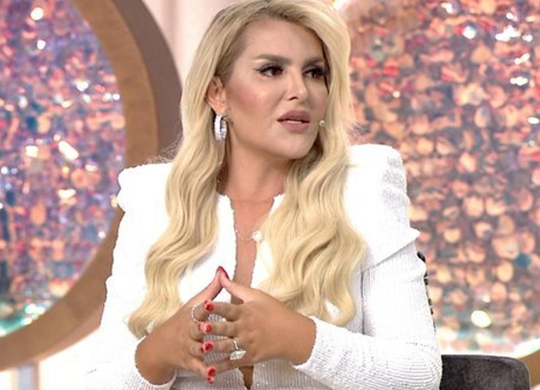 Selin Ciğerci resmen şov yaptı! Mini şortu ve tek d&uuml;ğmeli hırkasıyla nefes kesti