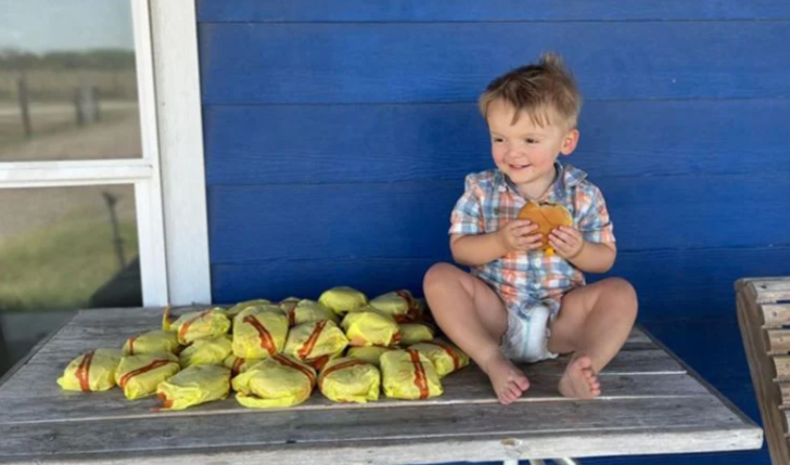 2 yaşındaki çocuk annesinin telefonuyla yanlışlıkla 31 adet hamburger sipariş etti! “Aç olan var mı?”