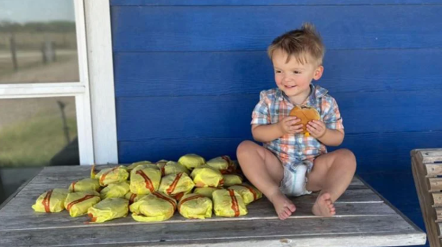 2 yaşındaki çocuk annesinin telefonuyla yanlışlıkla 31 adet hamburger sipariş etti! “Aç olan var mı?”