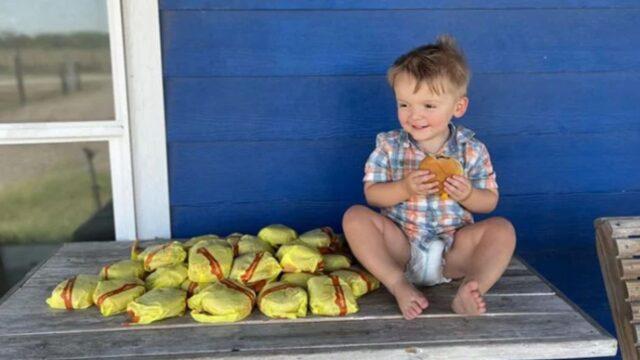 2 yaşındaki çocuk annesinin telefonuyla yanlışlıkla 31 adet hamburger sipariş etti! “Aç olan var mı?”